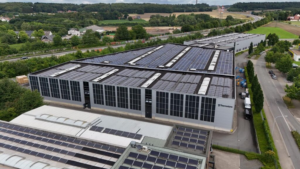 PV Fassade an Gewerbehalle